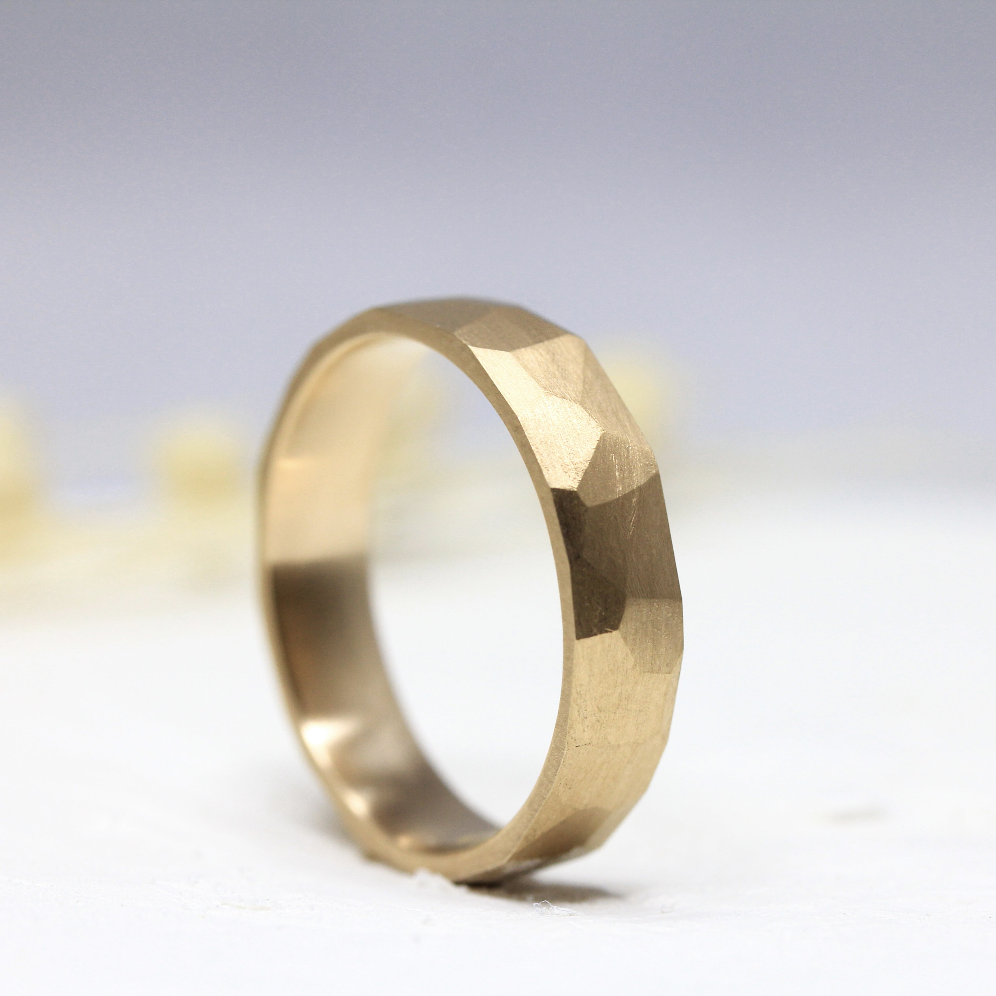 Alliance homme mate et brute réalisée dans un atelier de joaillerie à Paris.