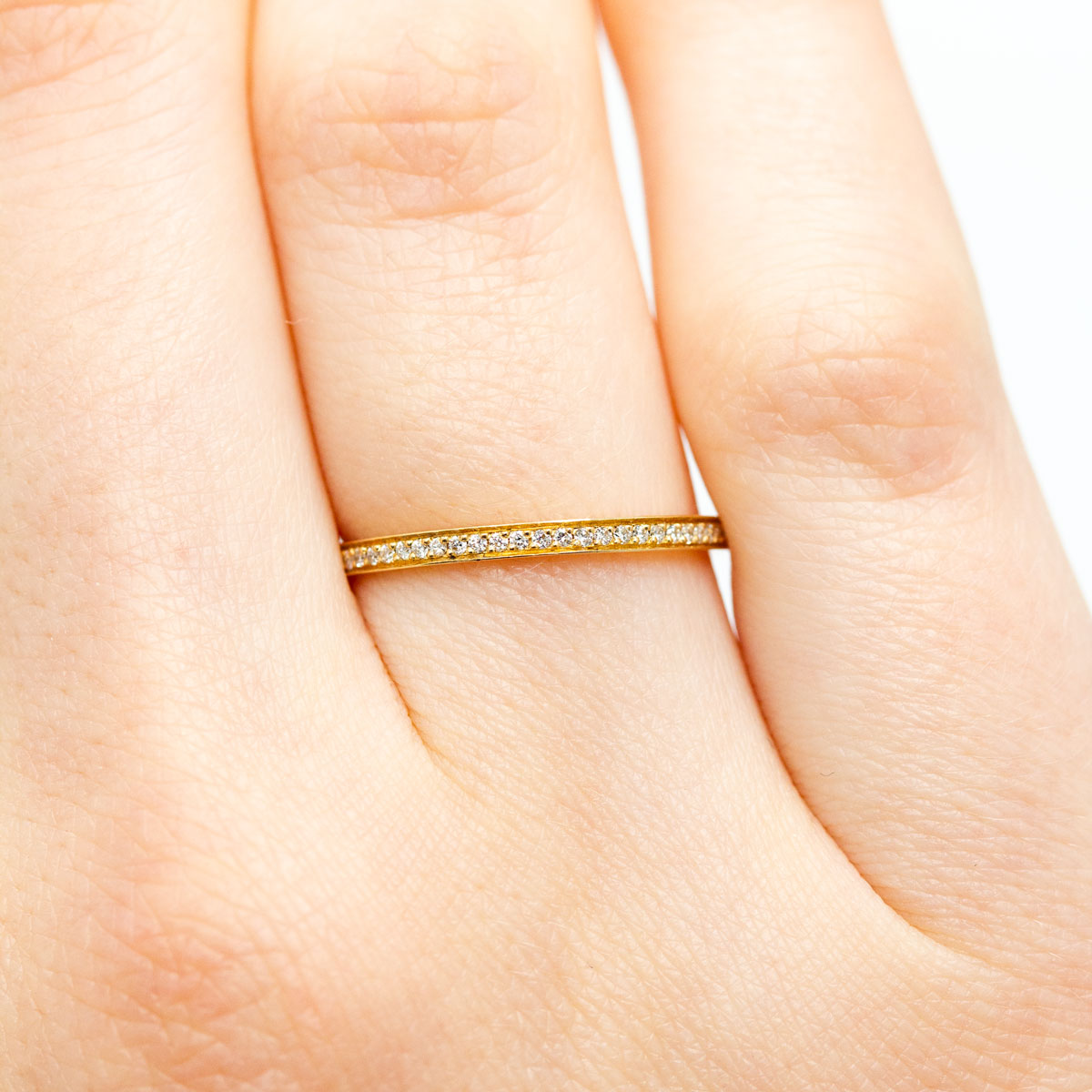  Alliance femme fine pavée de diamants portée à la main en or jaune recyclé 18 carats fabriquée artisanalement à Paris