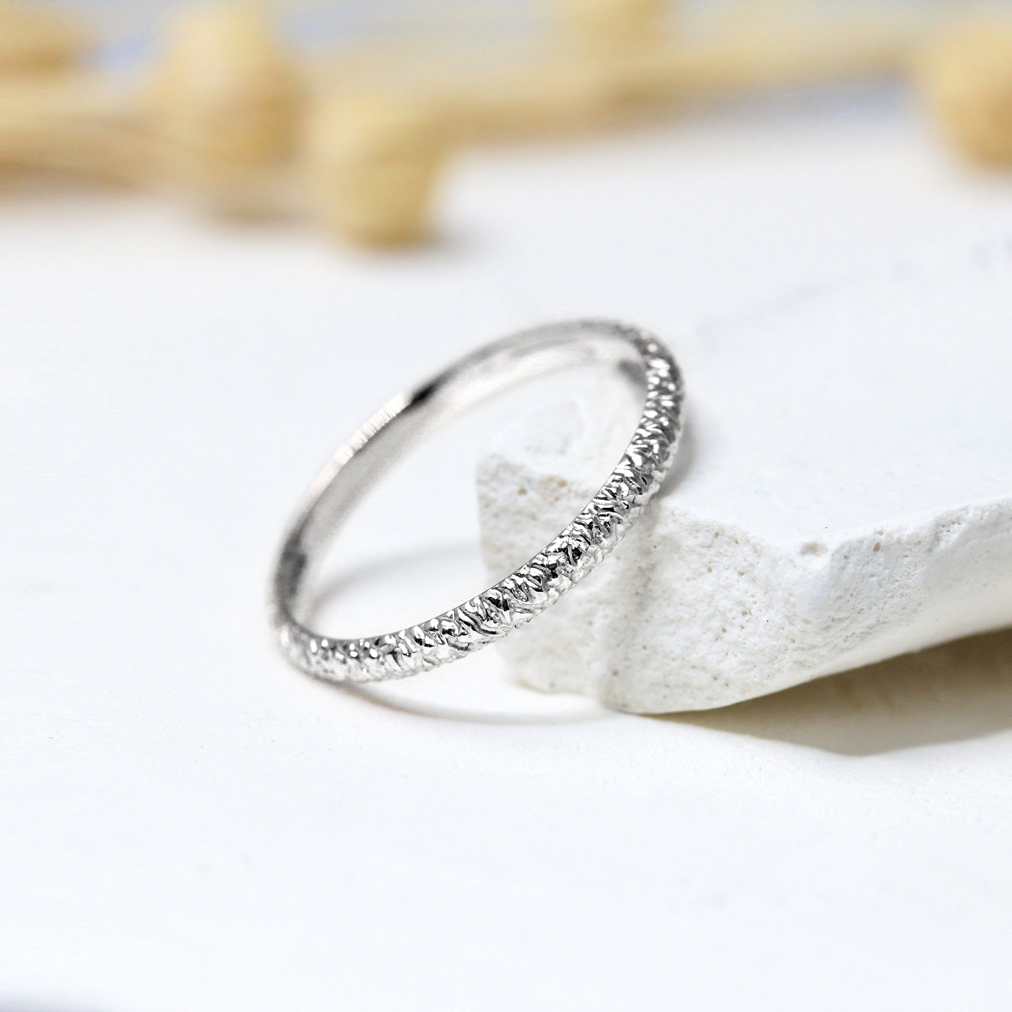 Alliance Rosa - bombée 2 mm motif texture craquelée réalisée en or blanc 18 carats Fairmined à Paris