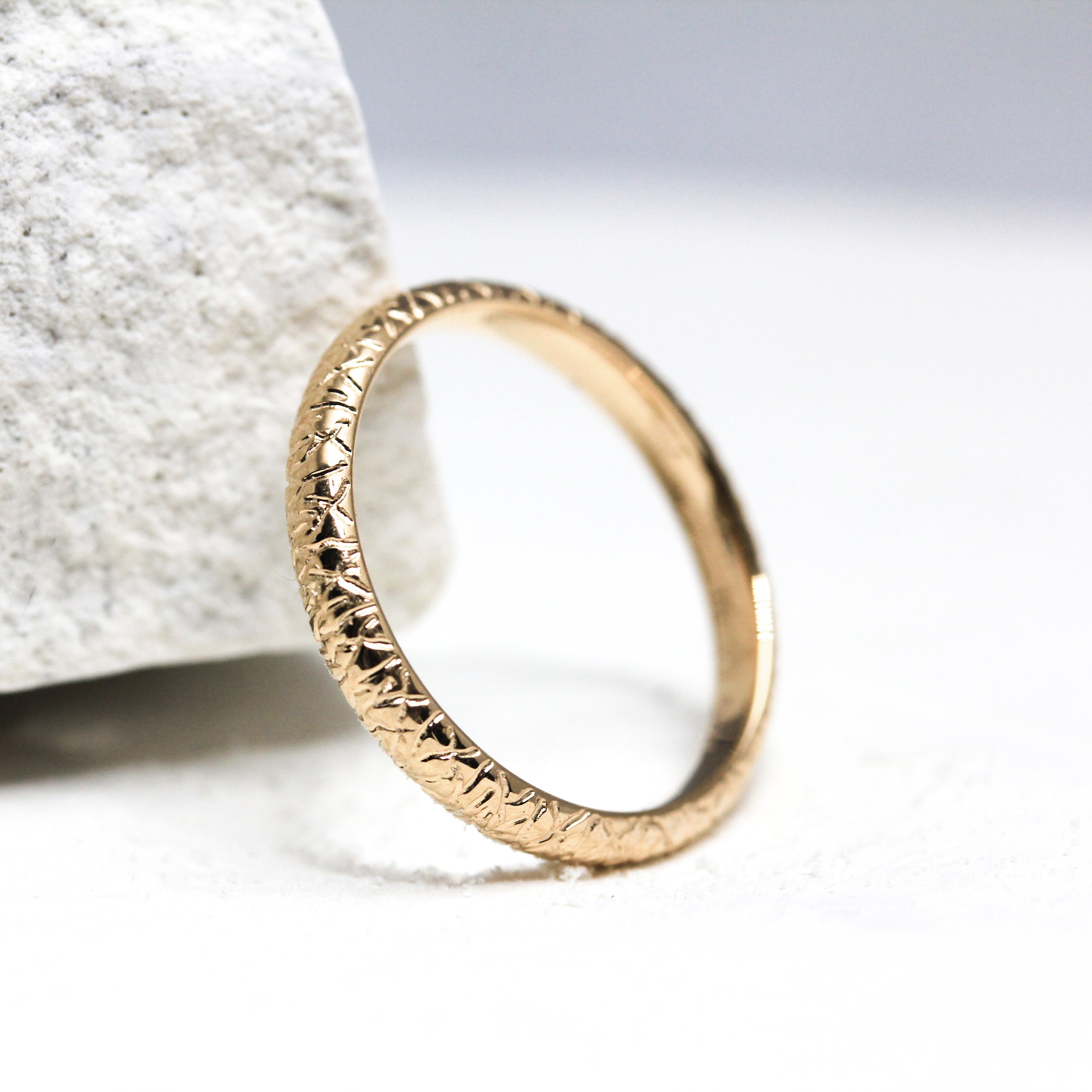 Alliance Rosa - bombée 2 mm motif texture craquelée réalisée en or rose 18 carats Fairmined à Paris