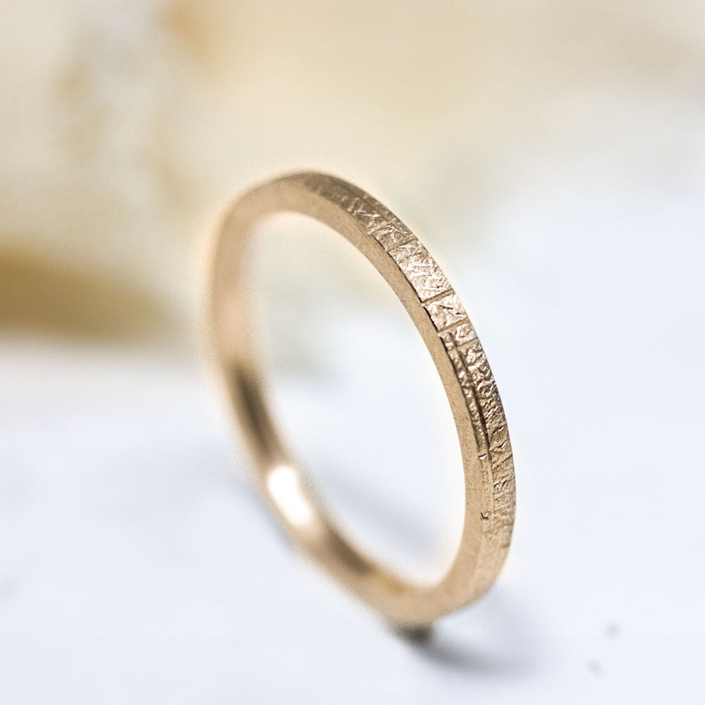 Alliance ruban luxe 1,5mm Hélia en or rose-champagne éthique, fabriquée à Paris