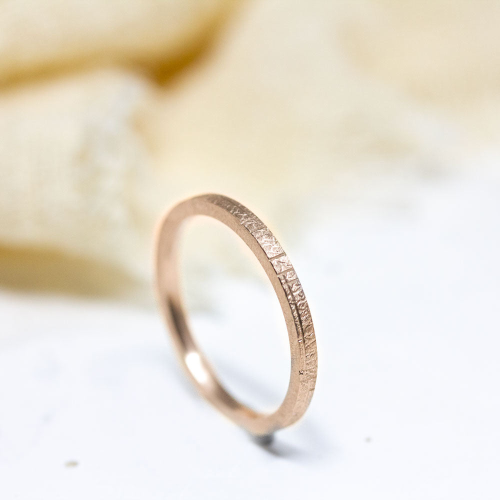 Alliance Hélia plate pour homme et femme en or rouge Fairmined éthique