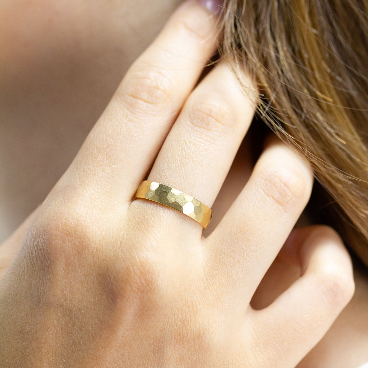 Alliance femme mate et brute réalisée dans un atelier de joaillerie à Paris.