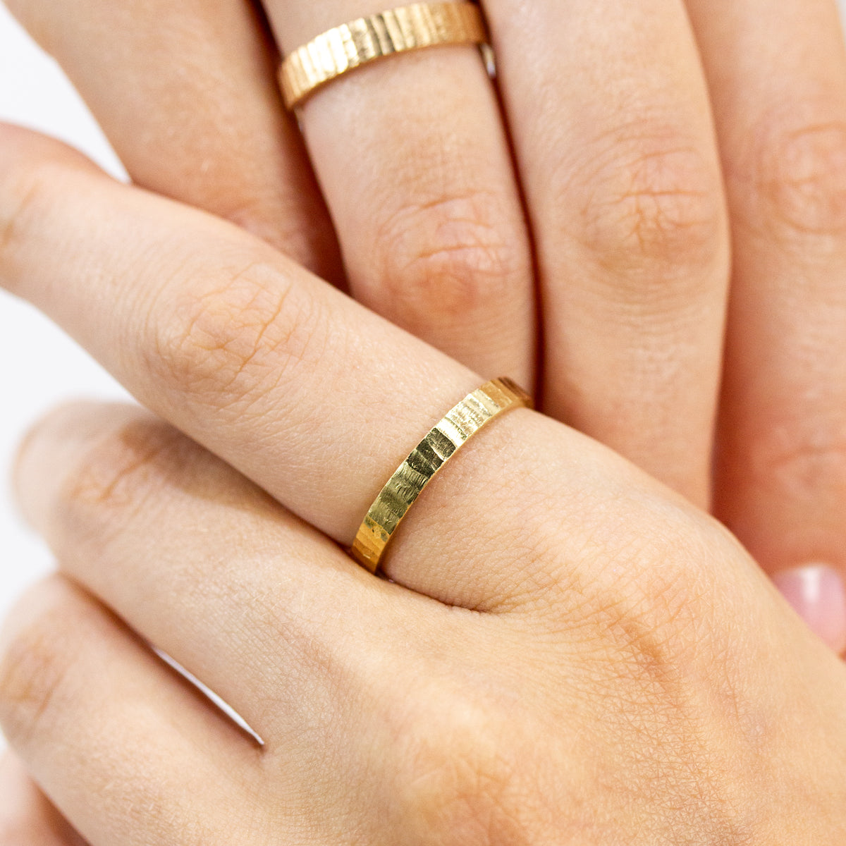 Alliance originale Jalons en or texturé rainuré 18 carats. Fabrication artisanale dans un atelier de joaillerie française à Paris