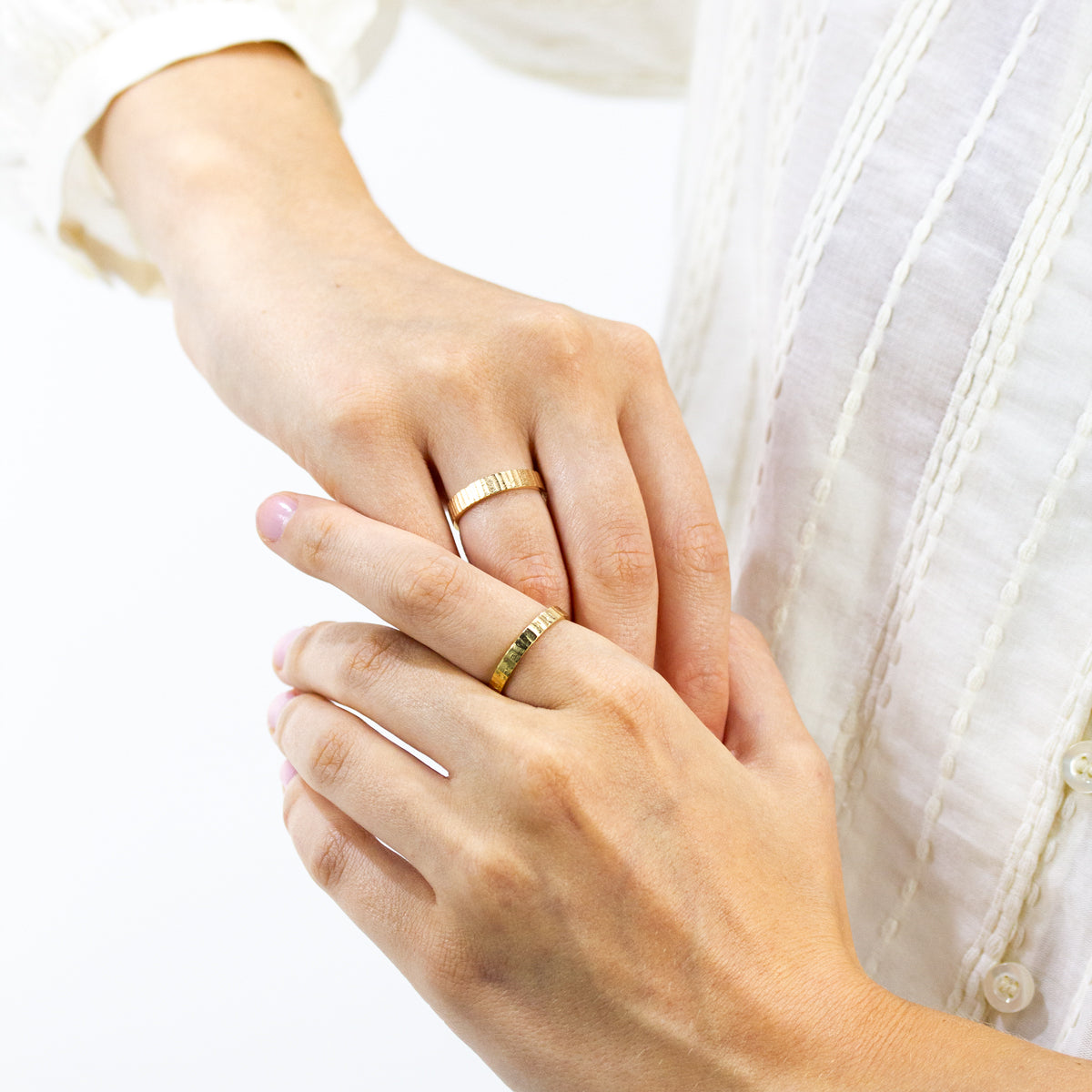 Alliance originale Jalons en or texturé rainuré 18 carats. Fabrication artisanale dans un atelier de joaillerie française à Paris