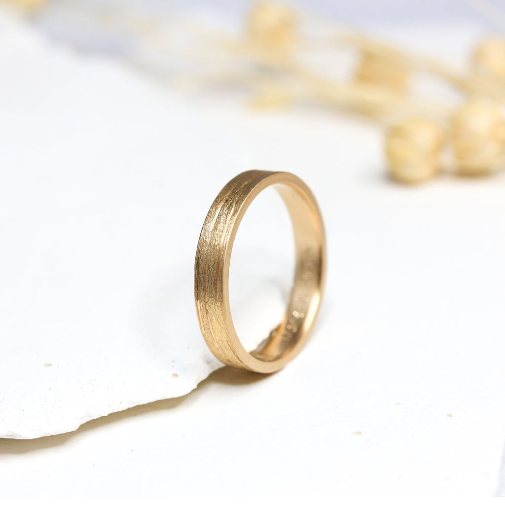 Alliance de mariage brossée en or rose 18 carats Fairmined. Fabriquée en France dans notre atelier de joaillerie à Paris.