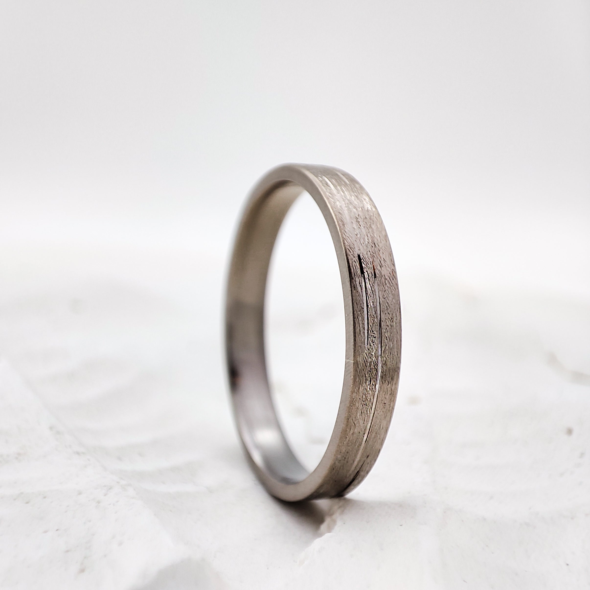 Alliance mariage éco-responsable brossée en or gris palladié Fairmined.