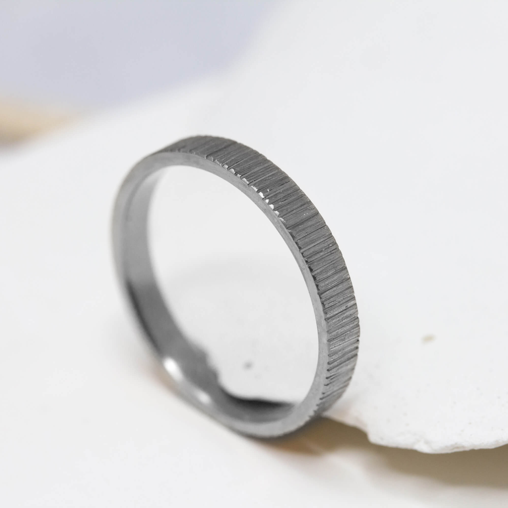 Alliance de mariage homme en or gris Fairmined. Joaillerie artisanale à Paris.