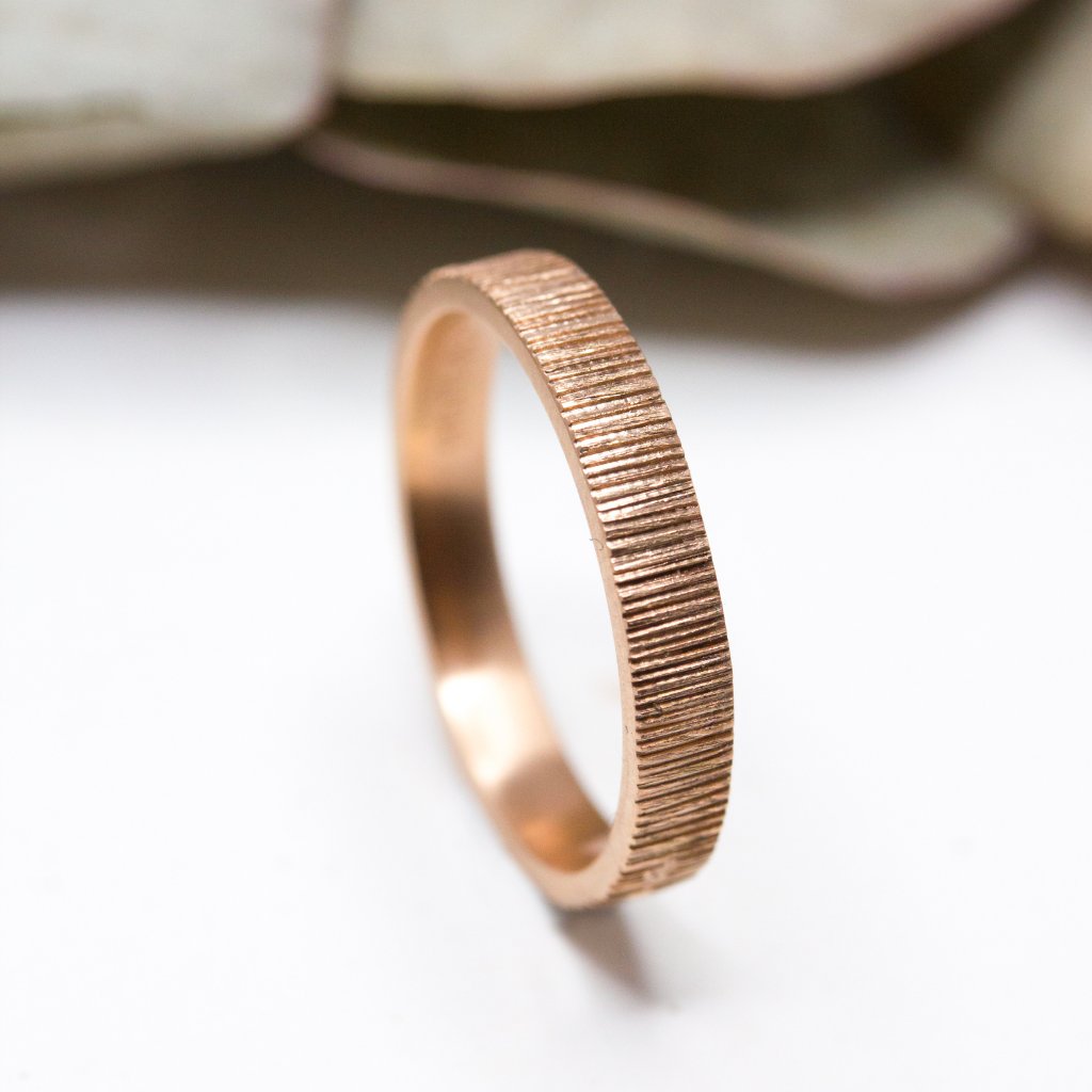 Alliance de mariage originale pour homme en or rouge Fairmined. Alliance artisanale et éco-responsabel, fabriquée en France dans notre atelier de joaillerie à Paris.