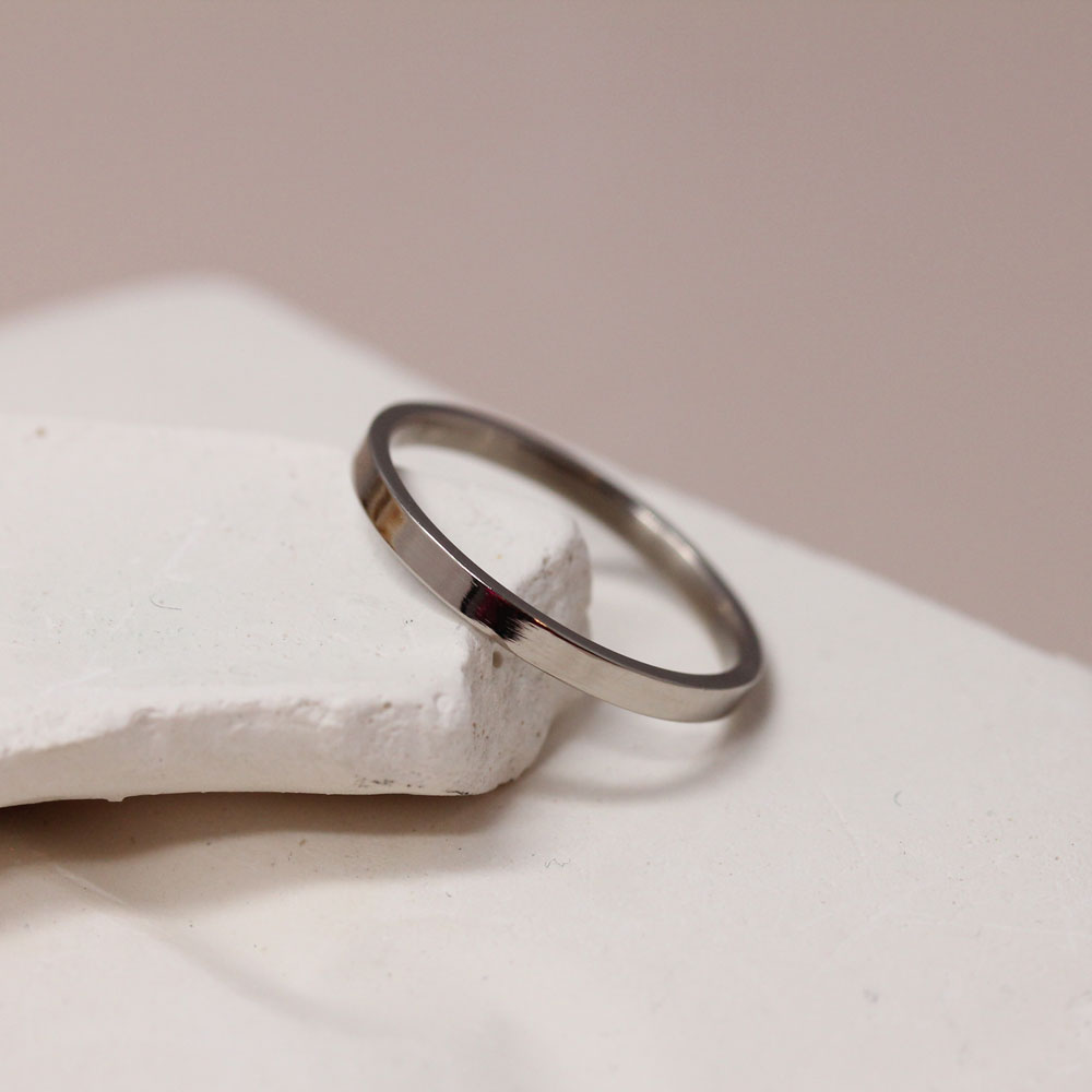 Alliance artisanale en or gris 18 carats Fairmined.