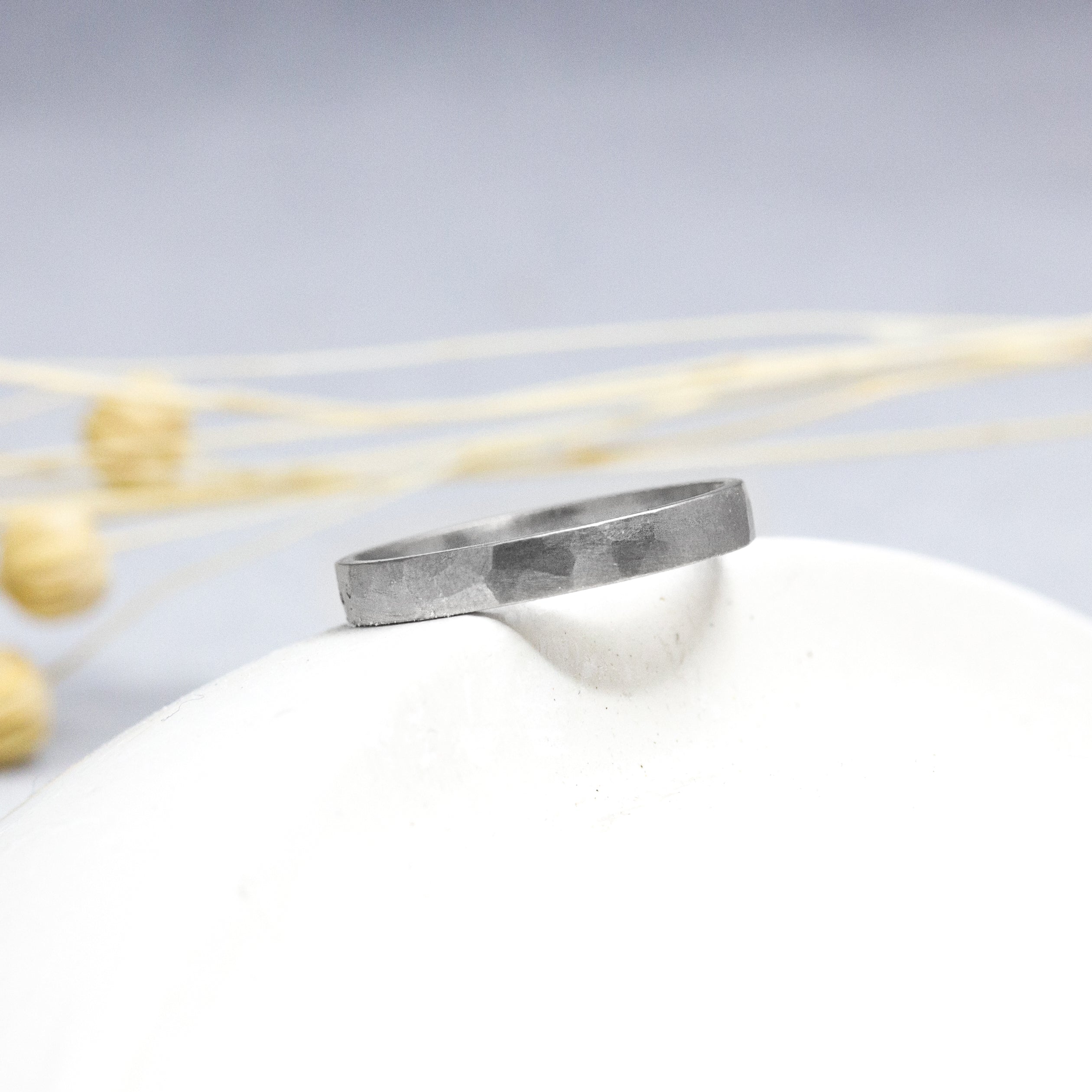 Alliance de mariage en or jaune 18 carats Fairmined, fabriquée en France, à Paris.