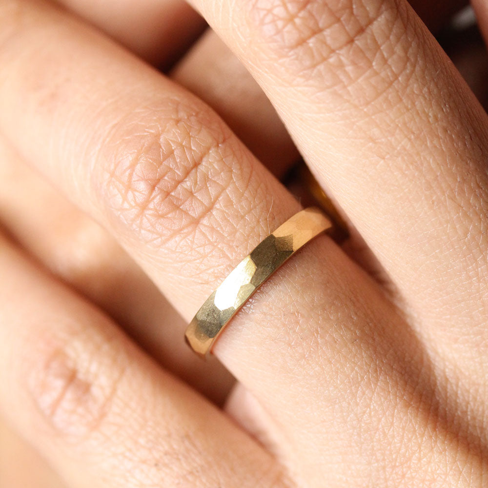 Alliance de mariage en or jaune 18 carats Fairmined, fabriquée en France, à Paris.