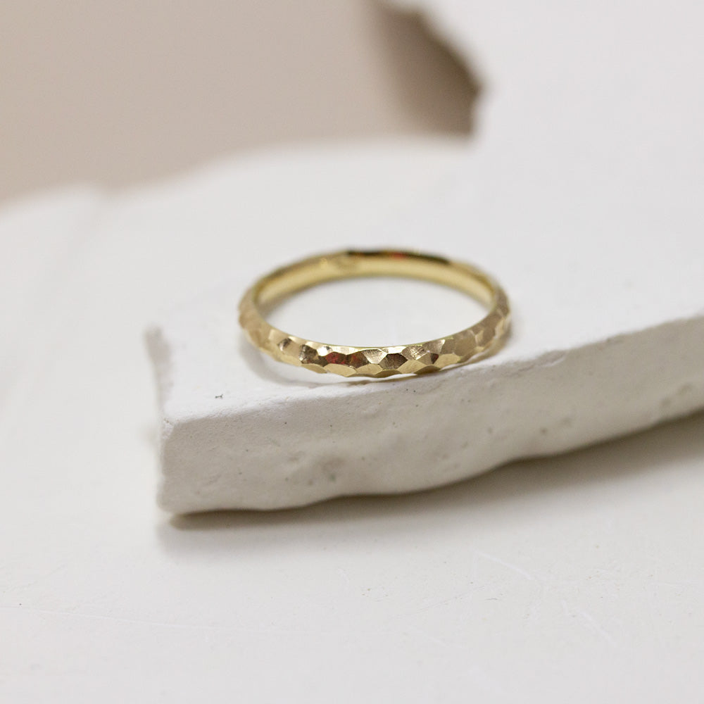 Alliance or martelée mariage. Joaillerie éthique à Paris et Lyon.