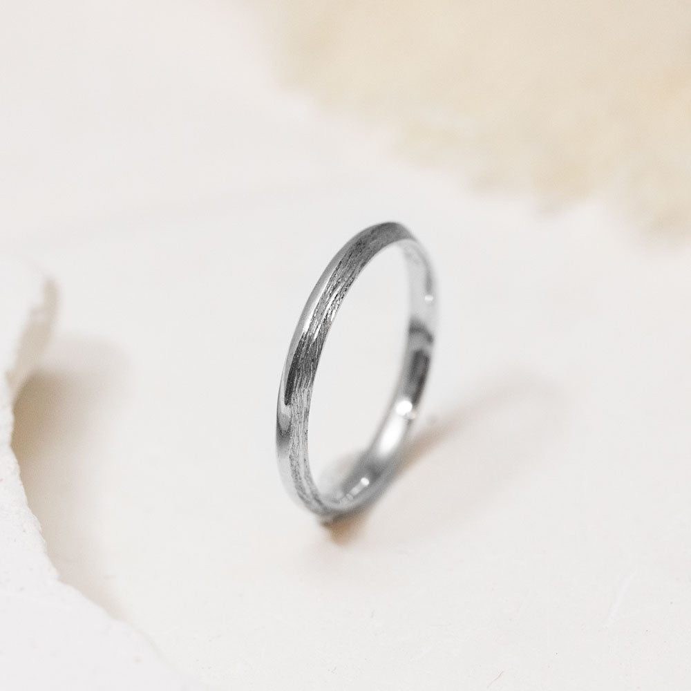 Alliance de mariage en or blanc brossé, réalisé à Paris dans notre atelier de joaillerie.