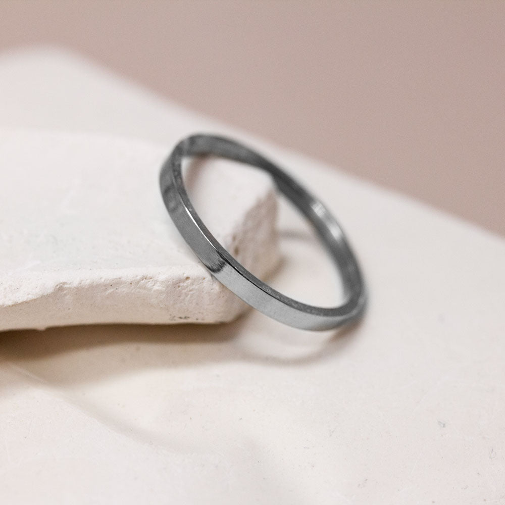 Alliance en or blanc 18 carats Fairmined. Joaillerie éthique à Paris et à Lyon.