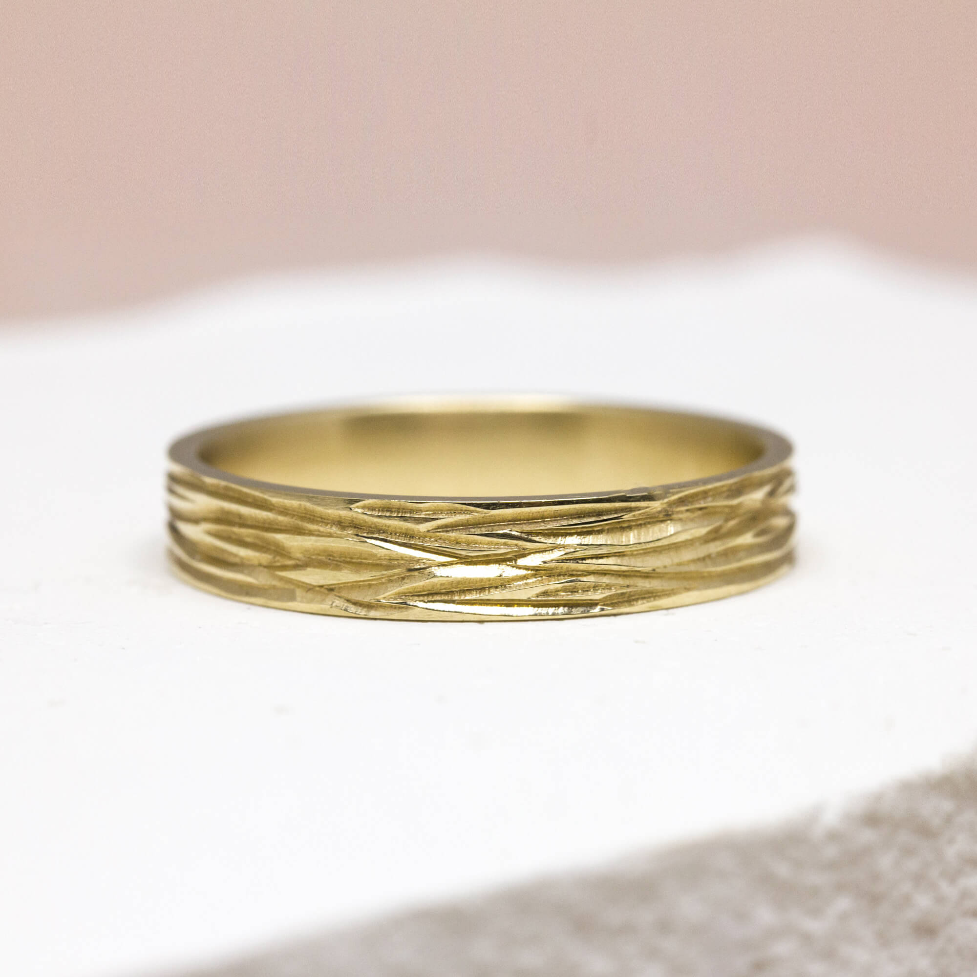 Alliance en or gris palladié 18 carats Fairmined.