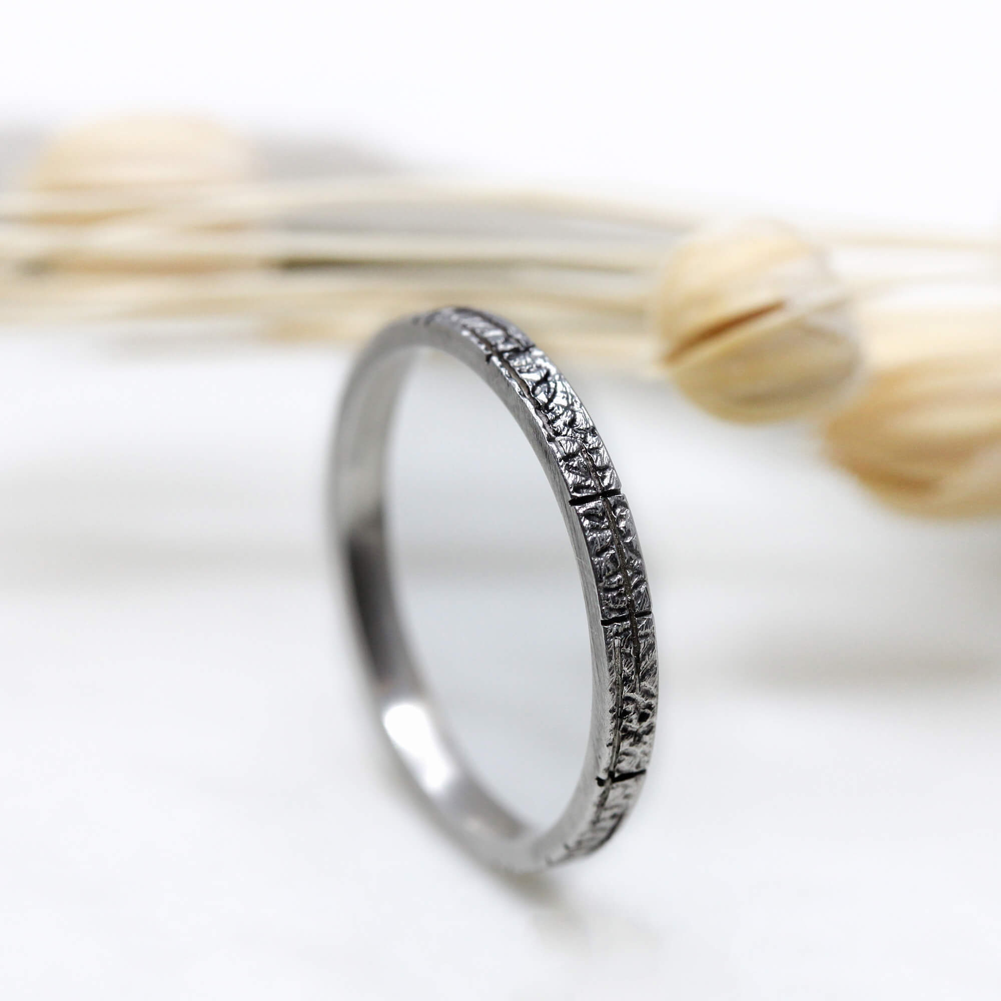 Alliance de mariage originale en or gris palladié 18 carats Fairmined.