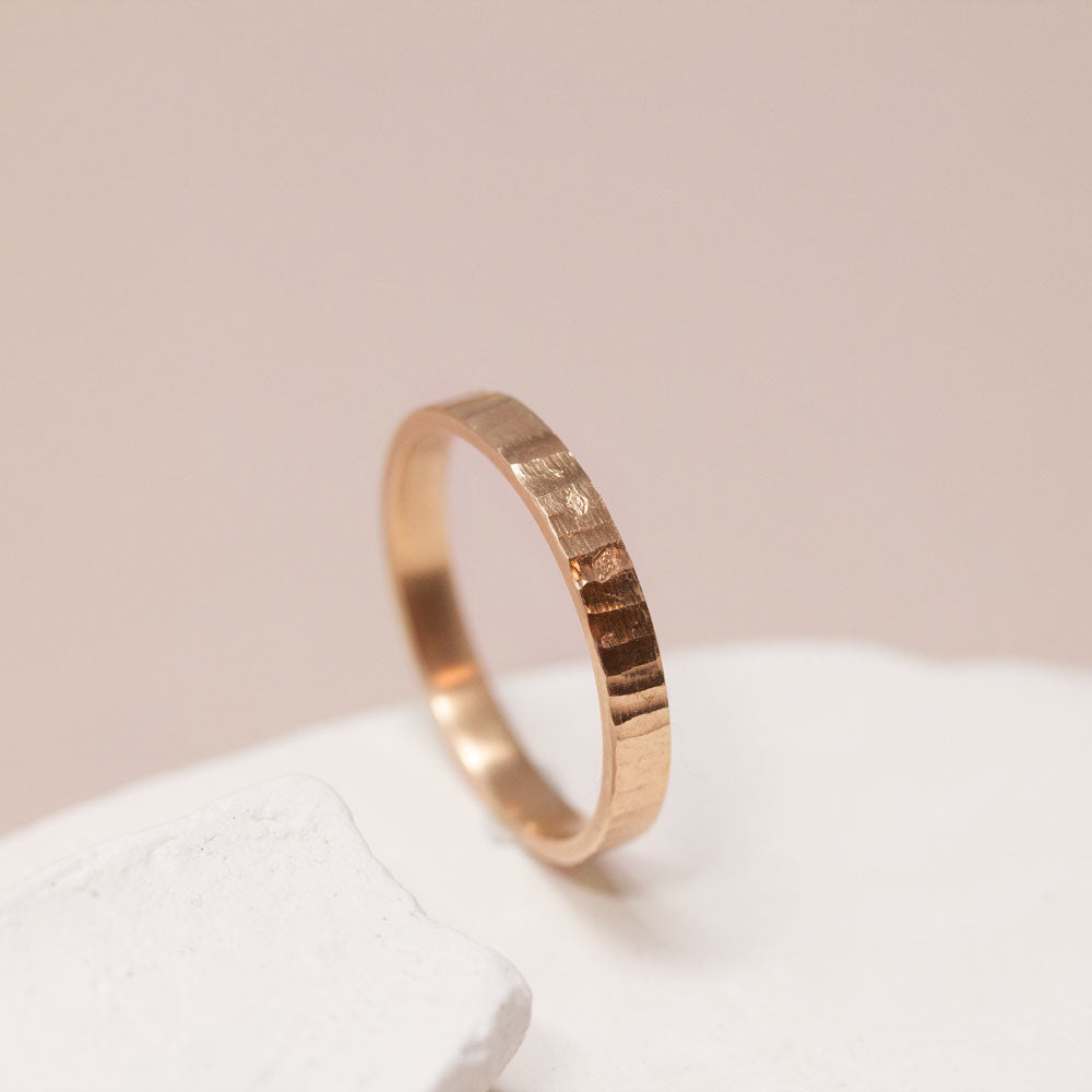 Alliance texture Jalons pour homme et femme en or rouge recyclé 18 carats avec texture rainurée. Fabrication artisanale dans un atelier de joaillerie française à Paris