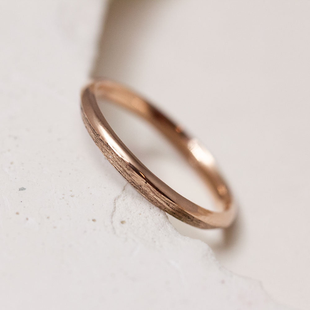 Alliance de mariage en or rouge 18 carats Fairmined, éthique et artisanale.