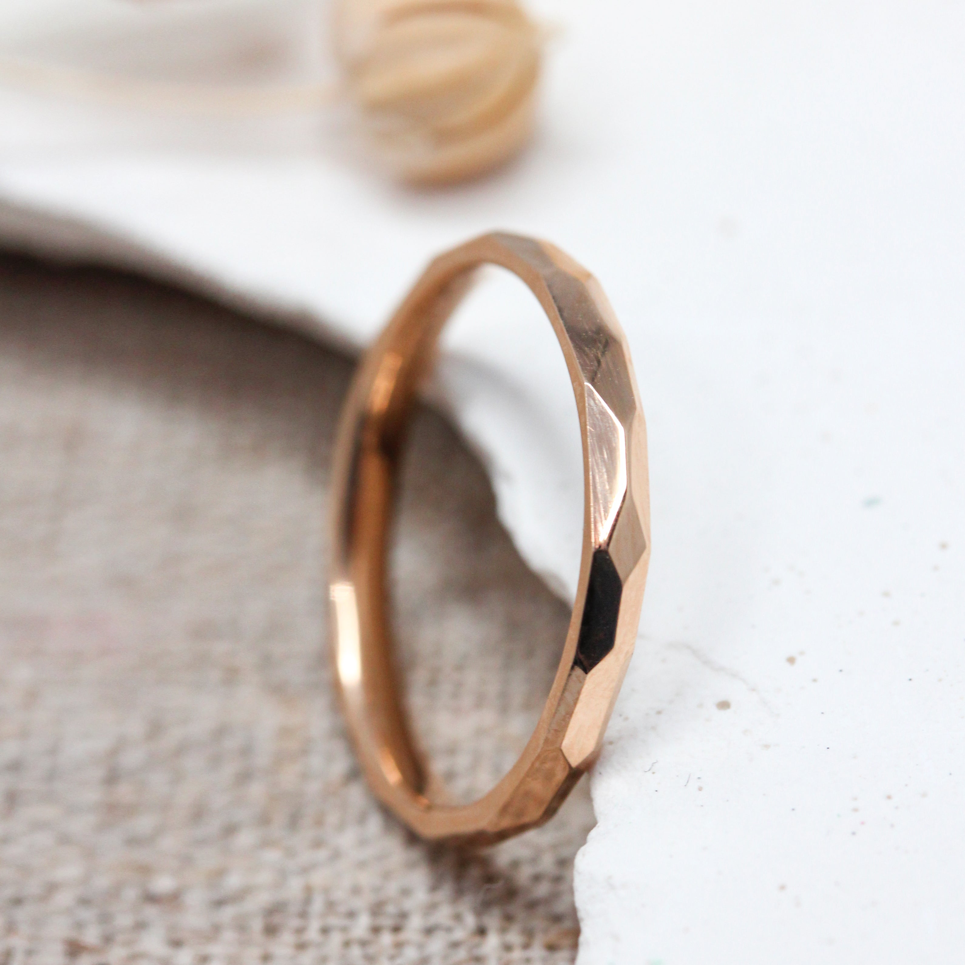 Alliance artisanale en or rose rouge Fairmined, réalisée dans notre propre atelier de joaillerie à Paris