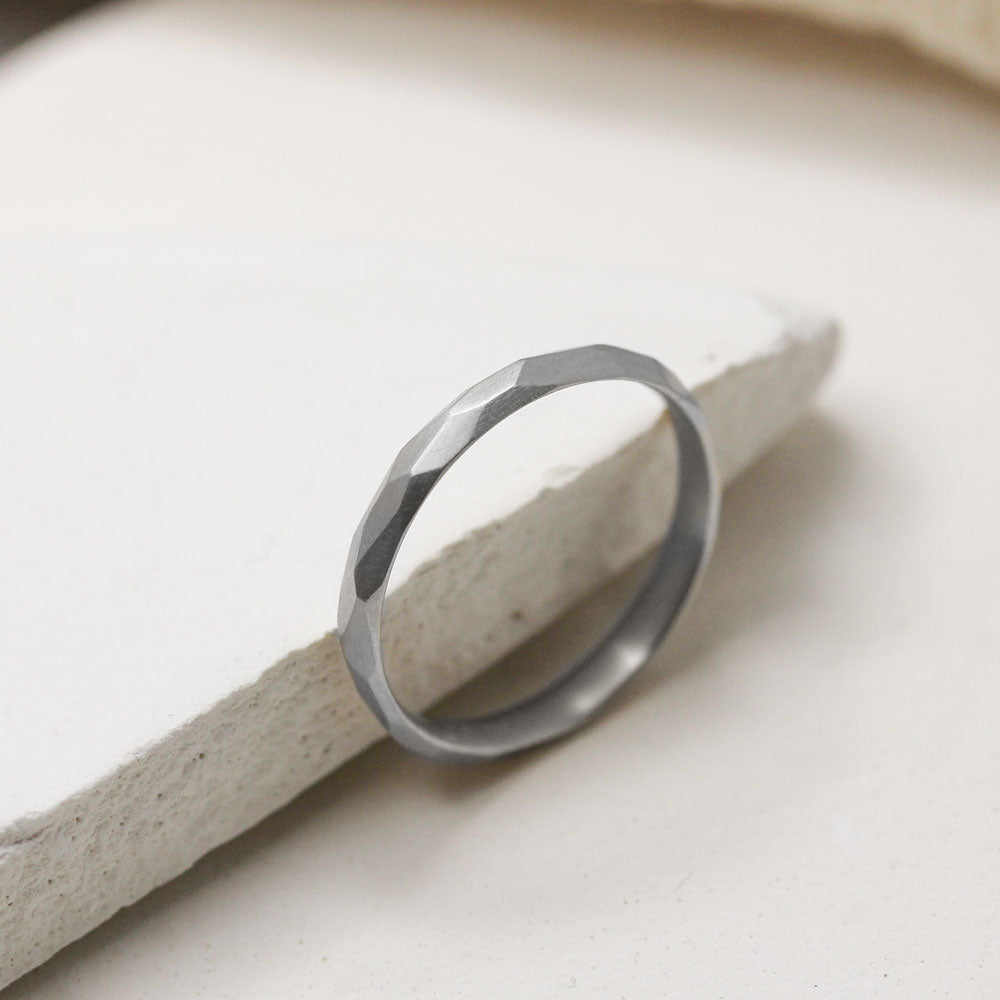 Alliance originale martelée pour homme en or blanc 18 carats Fairmined, atelier de joaillerie made in France.