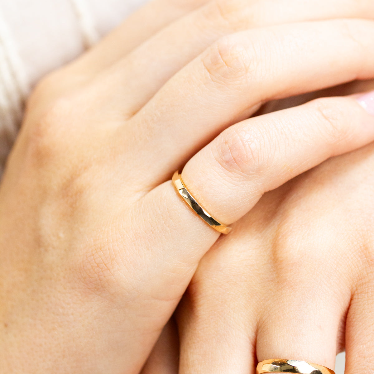 Alliance de mariage originale martelée en or éthique Fairmined