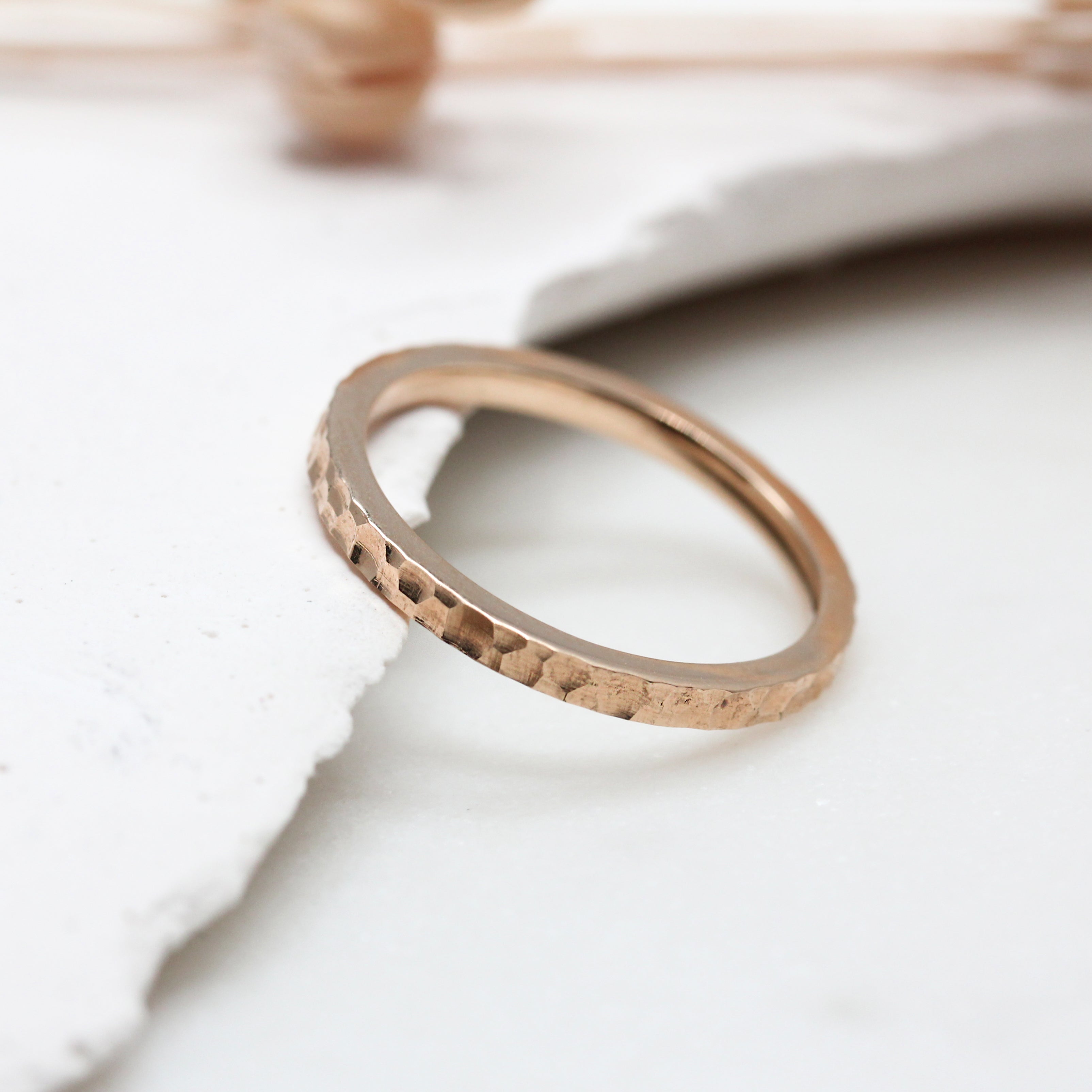 Alliance de mariage originale martelée en or éthique Fairmined