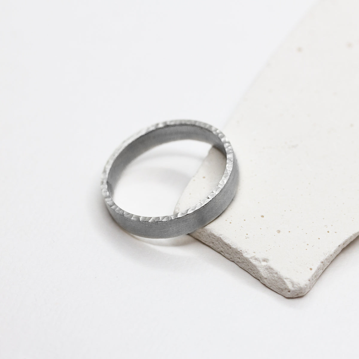 Alliance Mathéa en or fairmined.
Fabriquée dans notre atelier Parisien.