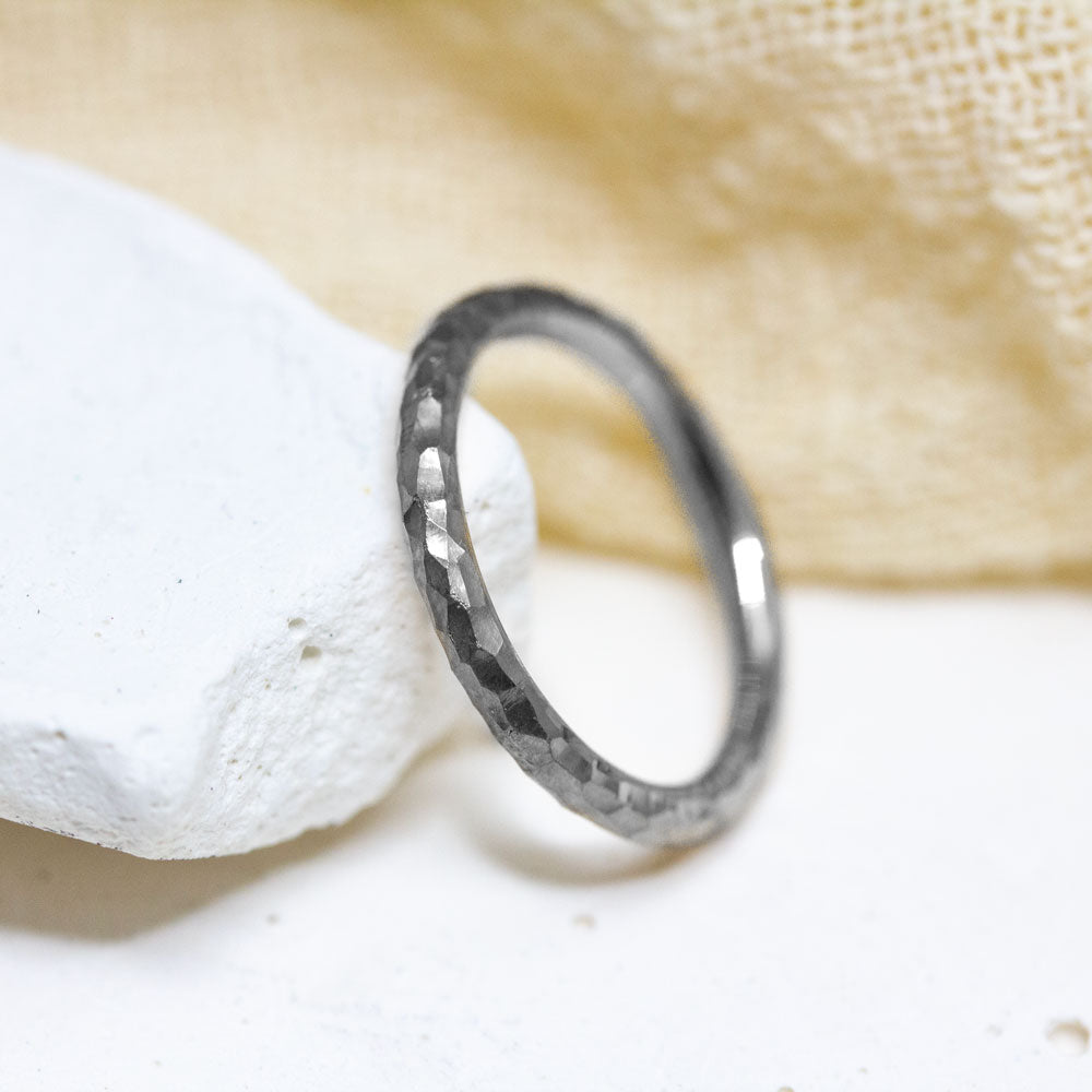 Alliance en or blanc réalisée dans un atelier de joaillerie.