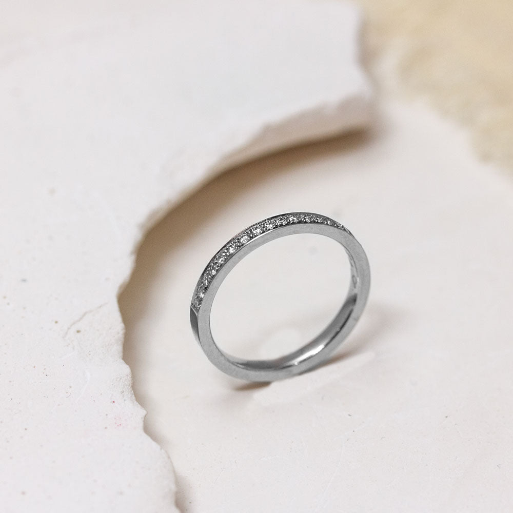 Alliance en or blanc Fairmined atelier artisanal.