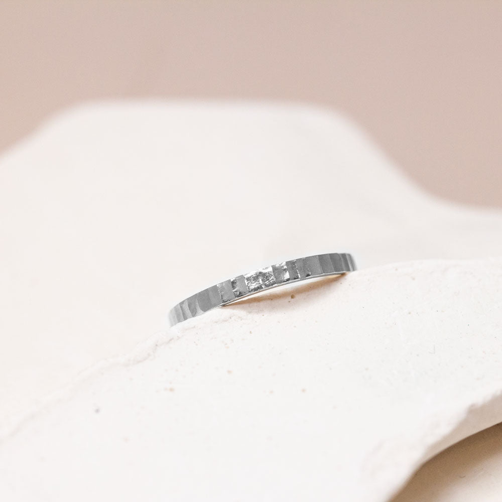 Alliance en or blanc éthique, joaillerie responsable.