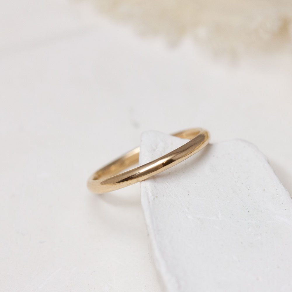 Alliance en or éthique fairmined réalisée dans un atelier de joaillerie artisanale.