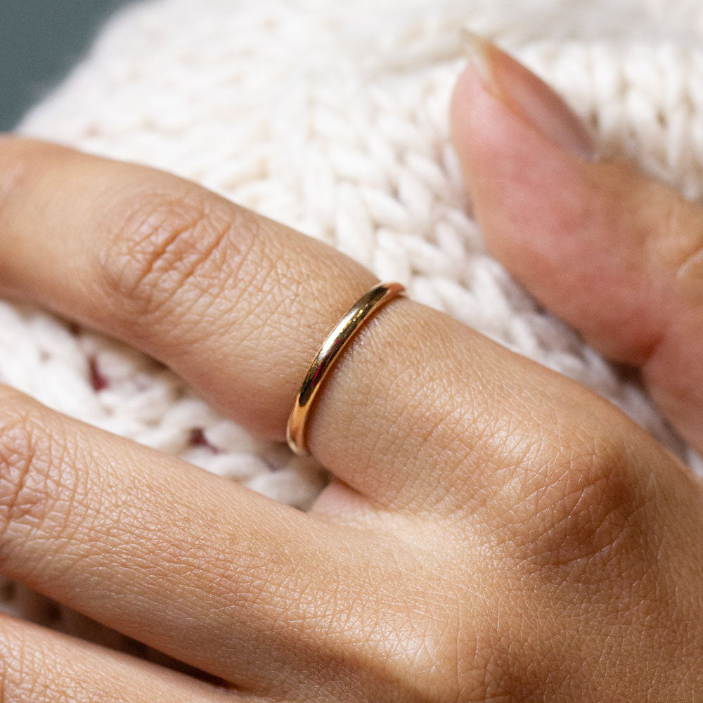 Alliance en or éthique fairmined réalisée dans un atelier de joaillerie artisanale.