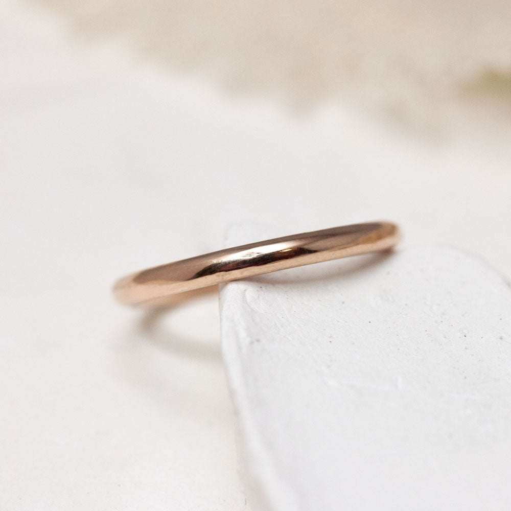 Alliance en or éthique fairmined réalisée dans un atelier de joaillerie artisanale.