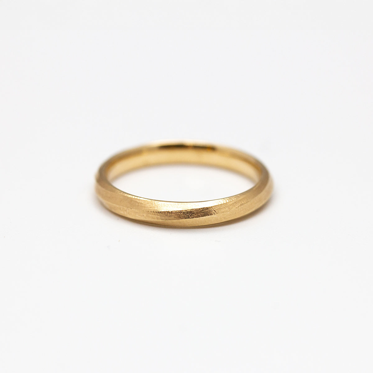 Bague de mariage en or éthique certifié Fairmined 18 carats, modèle En Chemin demi-jonc 3 mm pour homme et femme made in France 