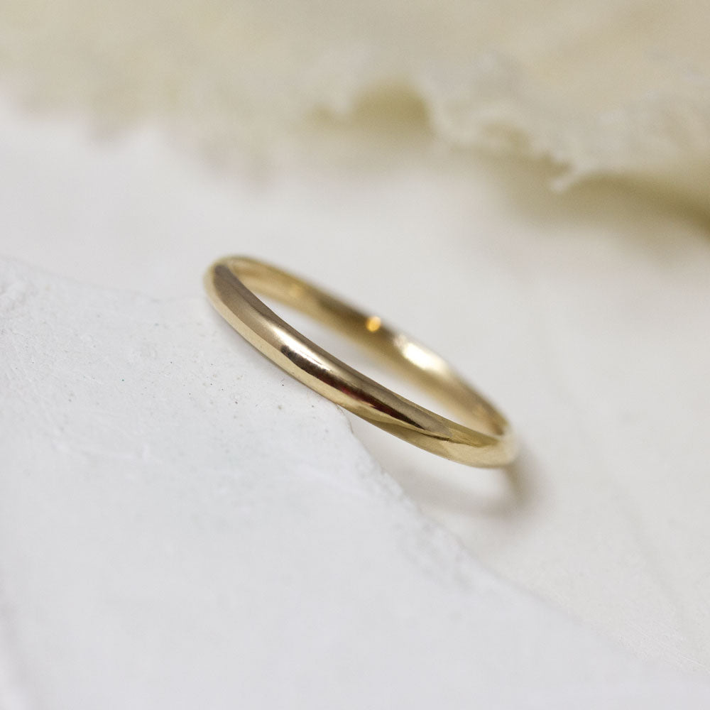 Alliance en or éthique fairmined réalisée dans un atelier de joaillerie artisanale.