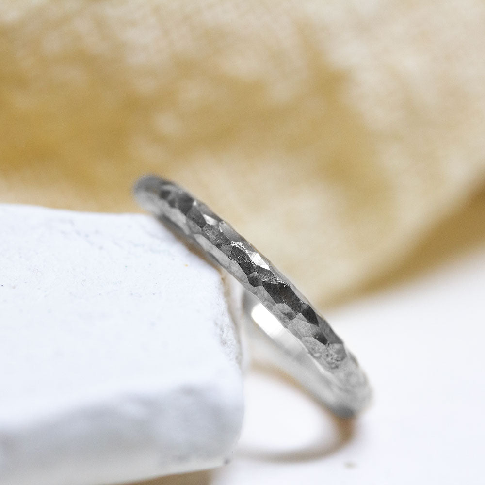 Alliance en or gris palladié.