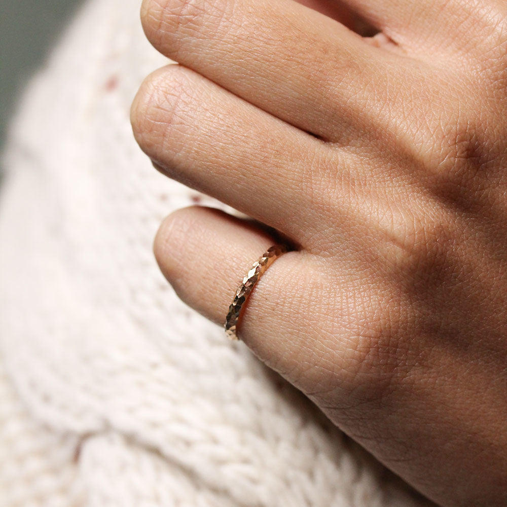 Alliance bombée en or jaune Fairmined.
Fabriquée dans notre atelier Parisien.
Union et mariage.