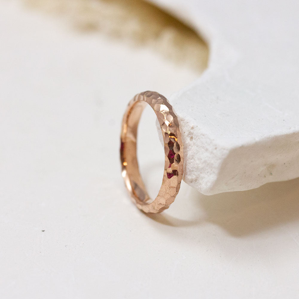 Alliance bombée en or rougeFairmined.
Fabriquée dans notre atelier Parisien.
Union et mariage.