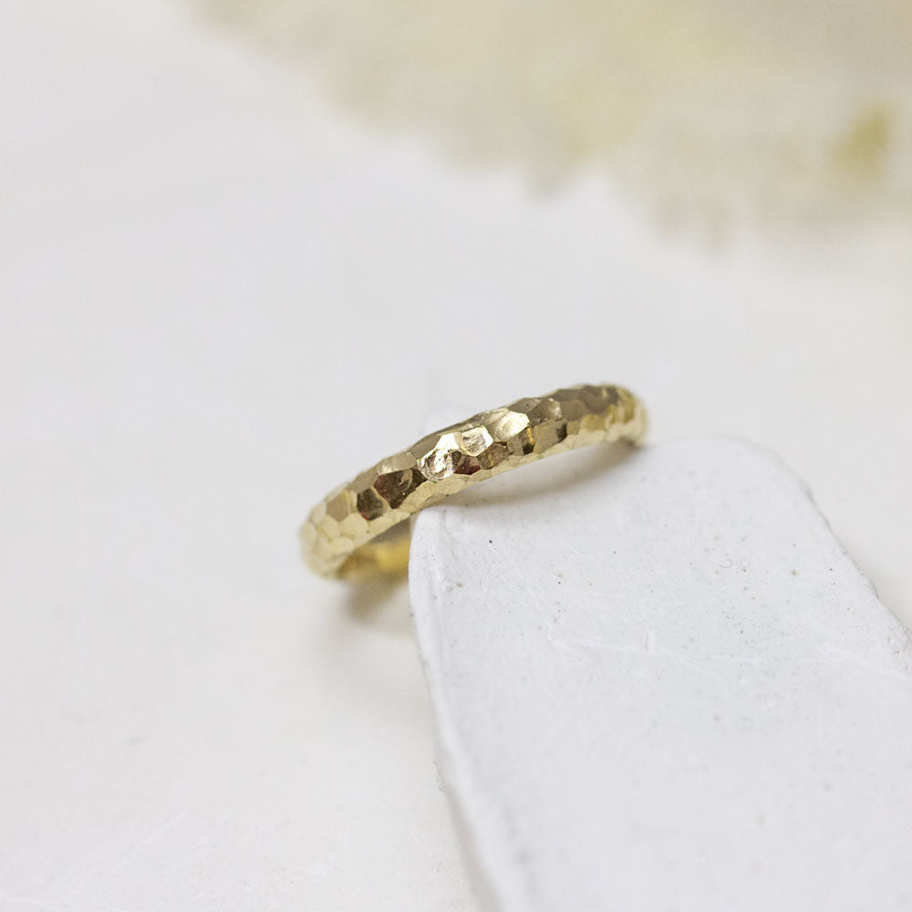 Jolie alliance bombée en or jaune Fairmined.