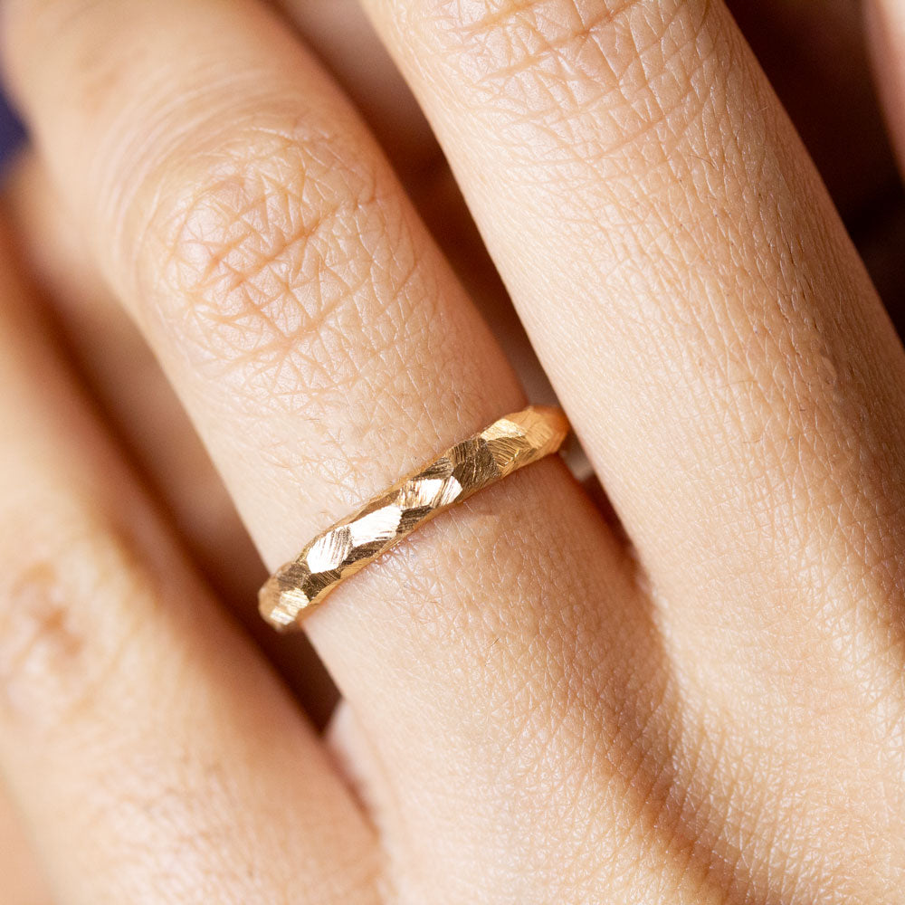 Alliance en or jaune 18 carats Fairmined Paris et Lyon.