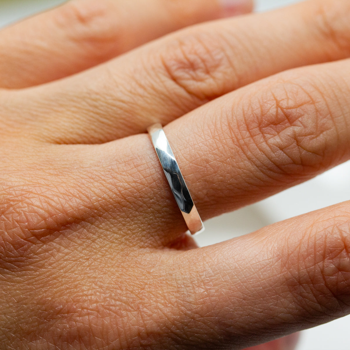 Alliance en or blanc 18 carats à facettes géométriques, fabriquée dans notre atelier à Paris. 