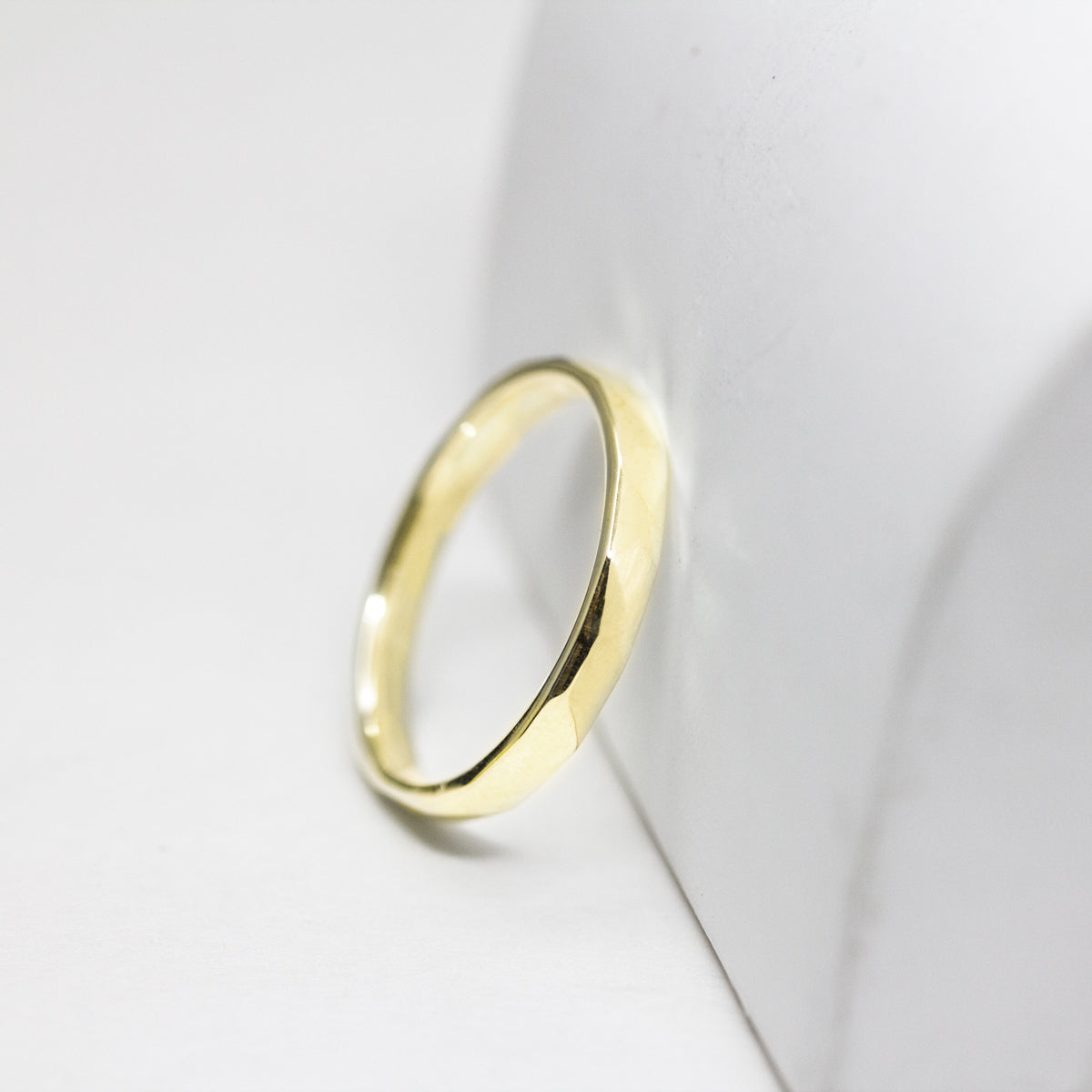 Alliance en or jaune 18 carats à facettes géométriques, fabriquée dans notre atelier à Paris. 