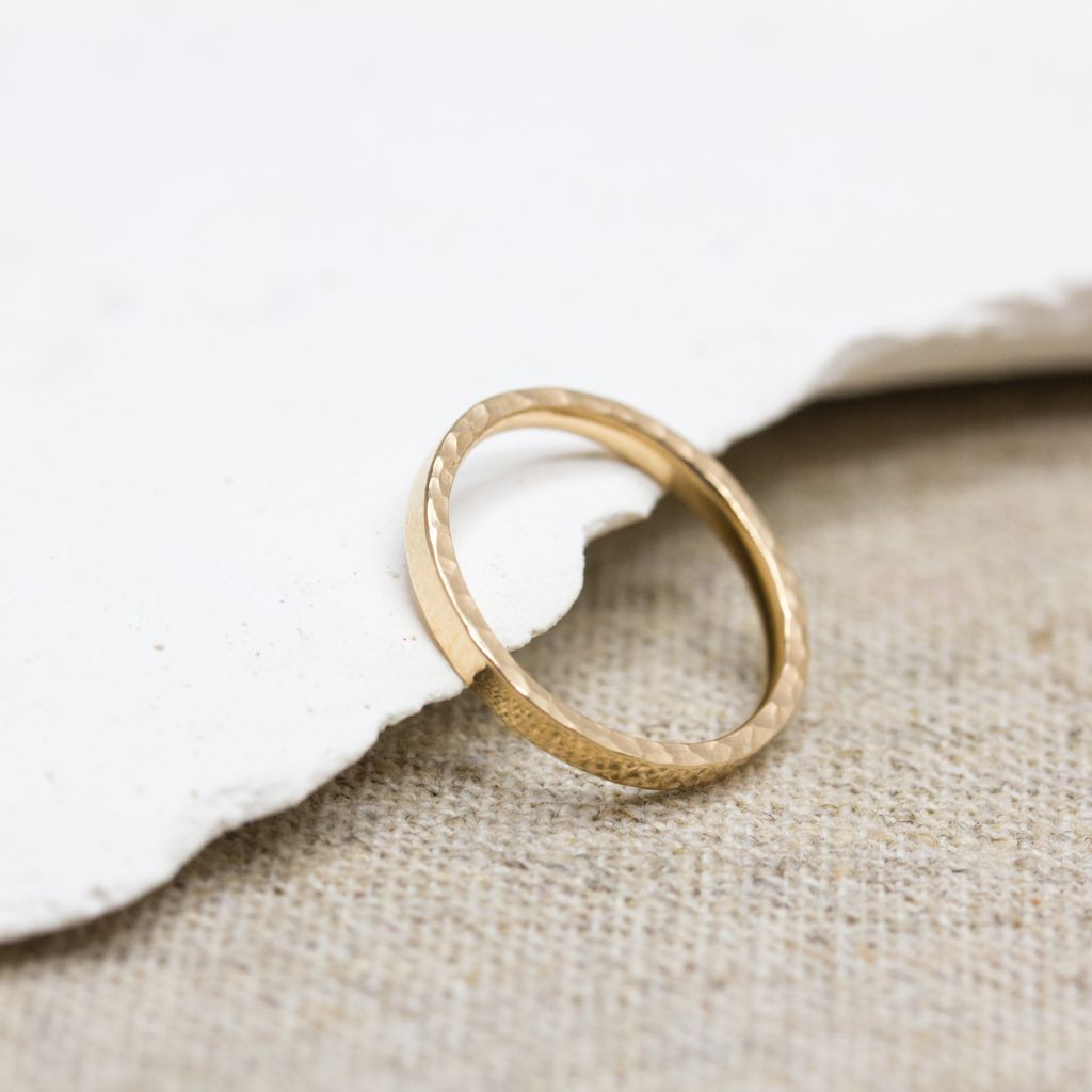 Alliance en or rose-champagne 18 carats made in France.