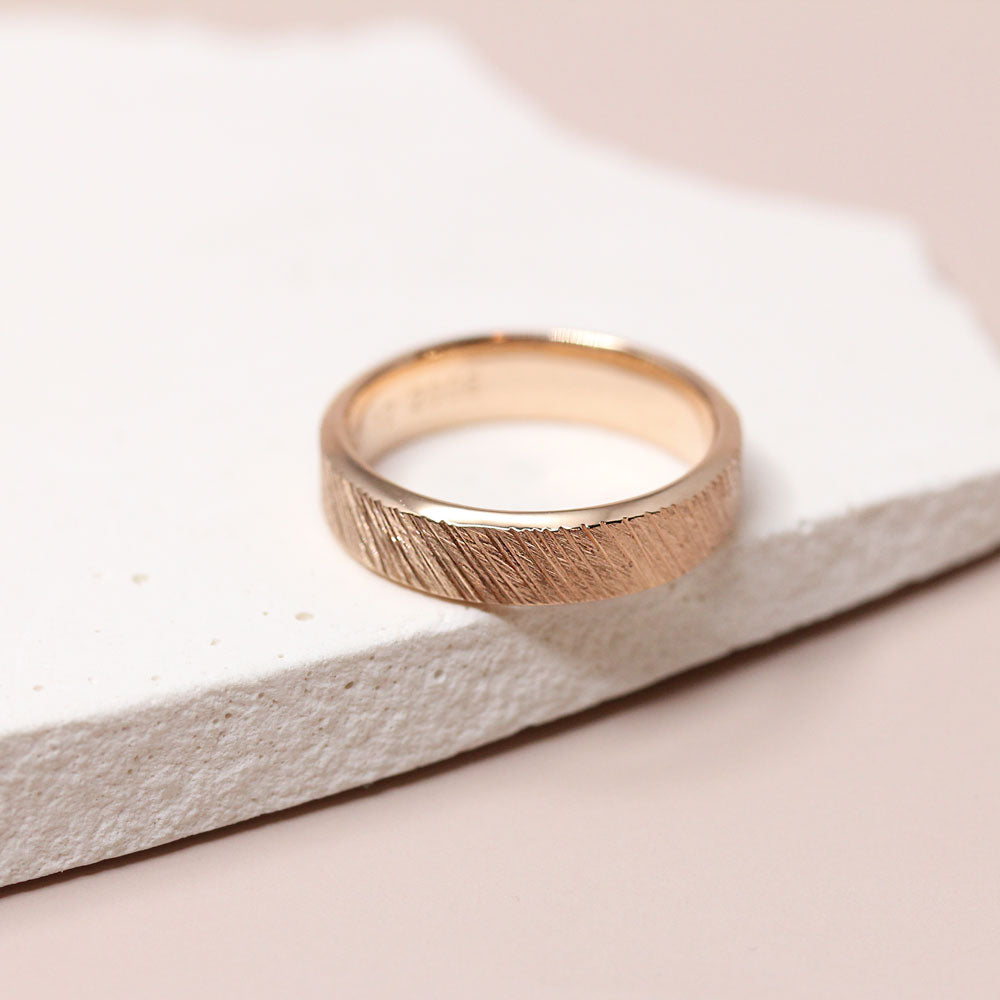 Alliance artisanale en or rouge, joaillerie Paris.