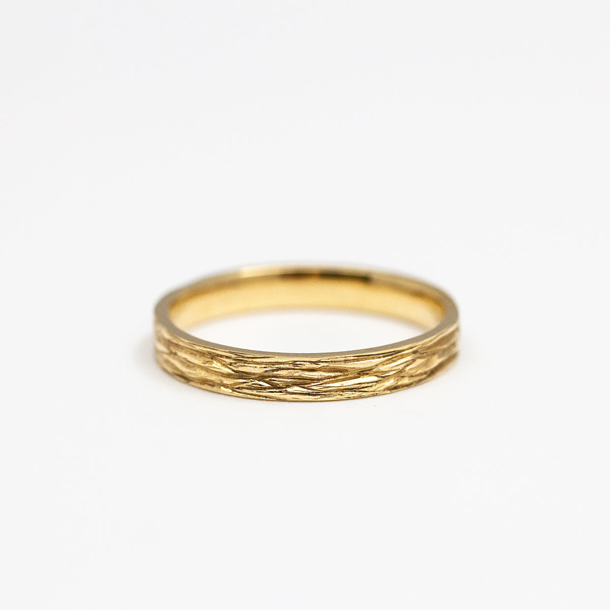 Alliance mariage femme Amandier - ruban 3 mm réalisée en or jaune 18 carats Fairmined à Paris