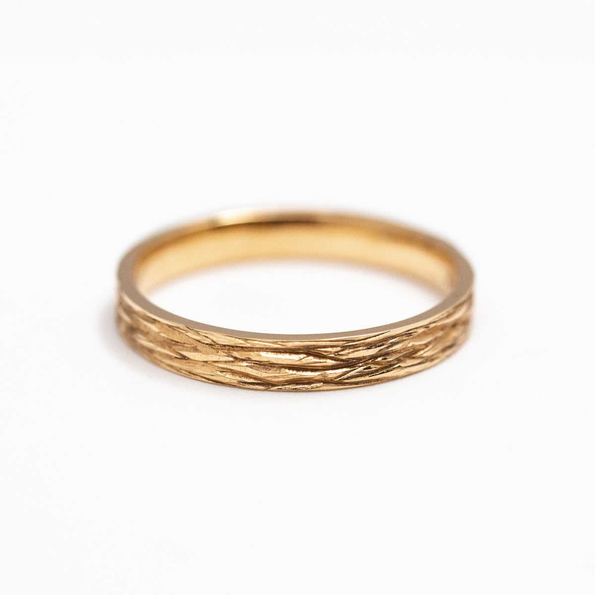 Alliance mariage mixte Amandier - ruban 3 mm réalisée en or rose-champagne 18 carats Fairmined à Paris