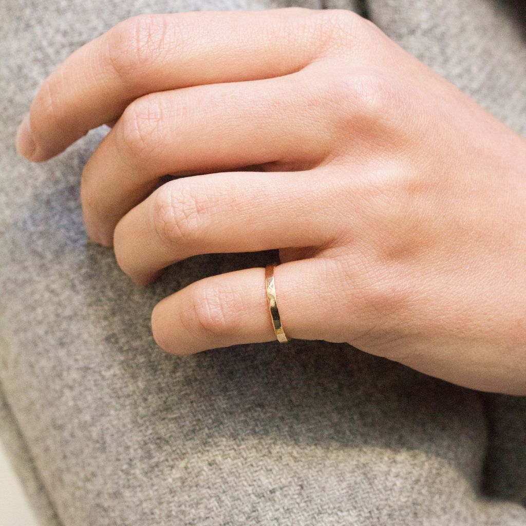 Alliance originale avec bords texturés disponible à Paris et à Lyon.