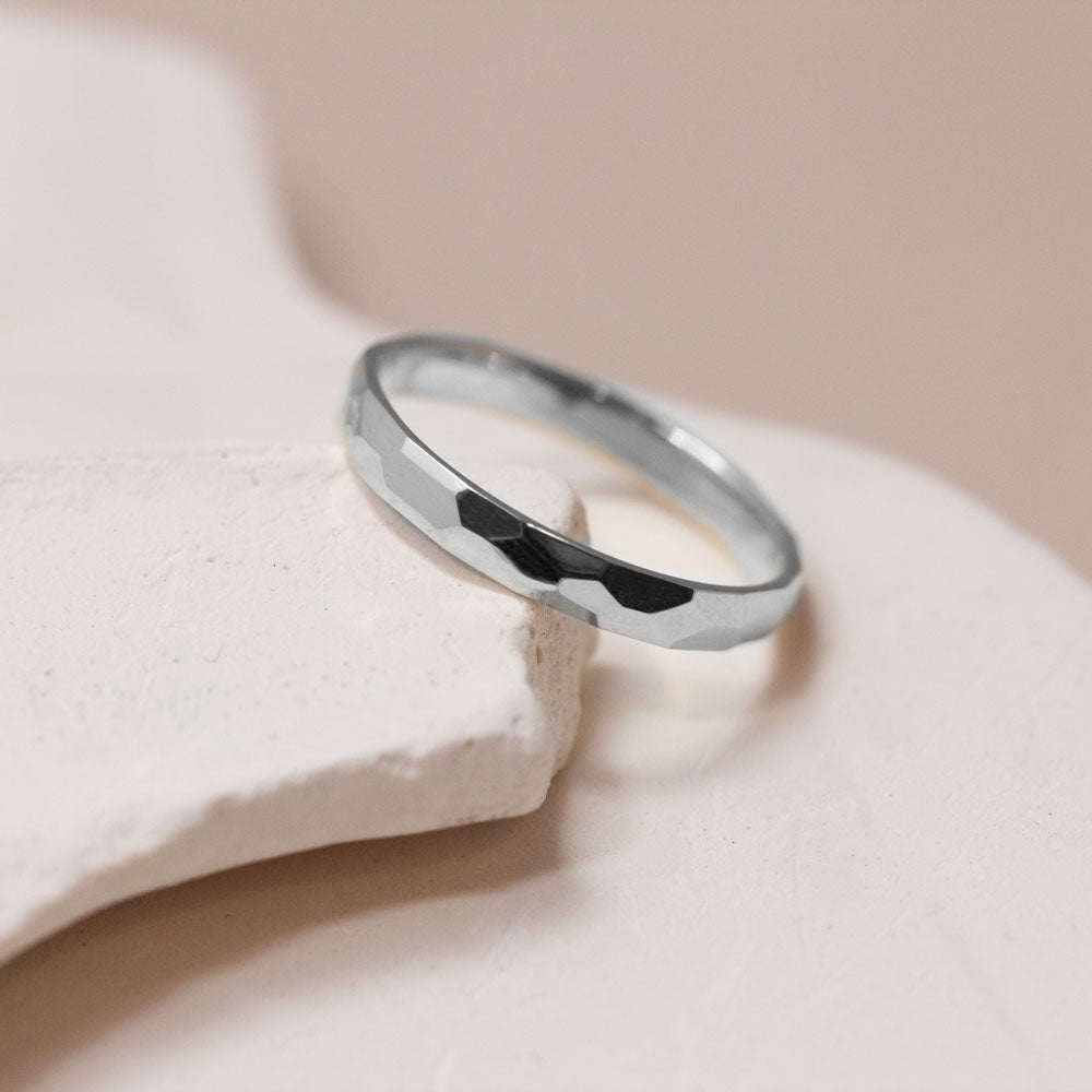 Alliance originale en or éthique rouge 18 carats Fairmined, fabriquée en France par notre atelier de joaillerie à Paris.