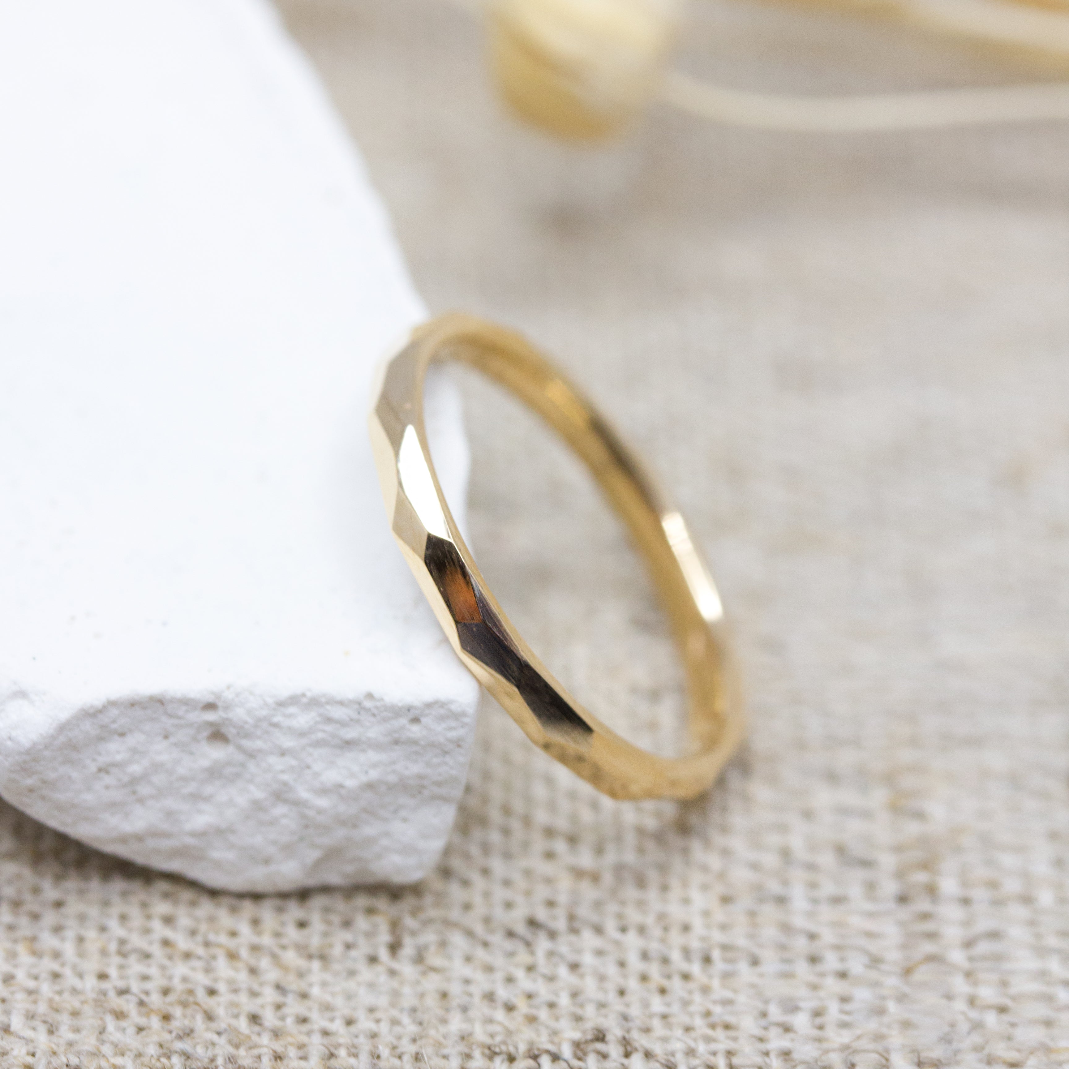 Alliance artisanale en or rose éthique Fairmined, réalisée dans notre propre atelier de joaillerie à Paris